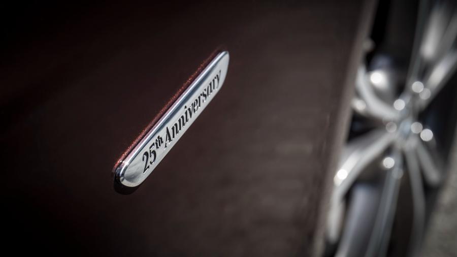 Логотип Mercedes-Benz E400 Cabriolet 25th Anniversary 2017 года  (WW) (фото 42 из 44)